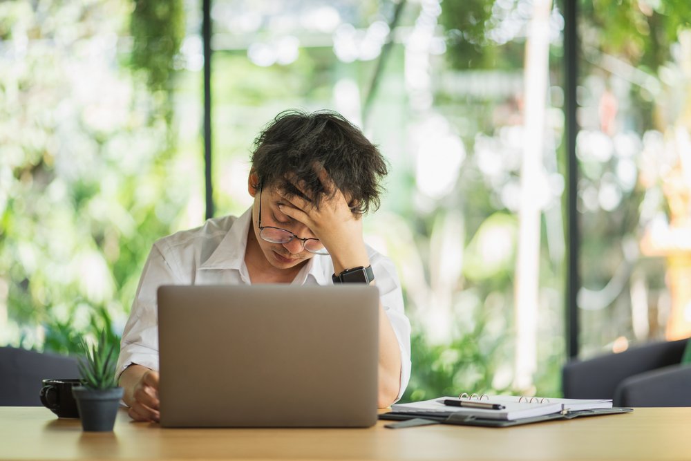 Kenali Gejala Depresi Rekan Kerja Pria dan Wanita Anda