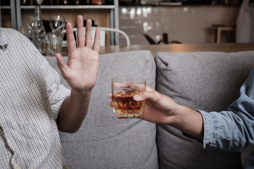 hindari konsumsi alkohol untuk mengatasi gangguan kecemasan