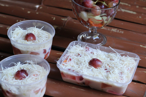 cara membuat salad buah dengan proses pemotongan buah