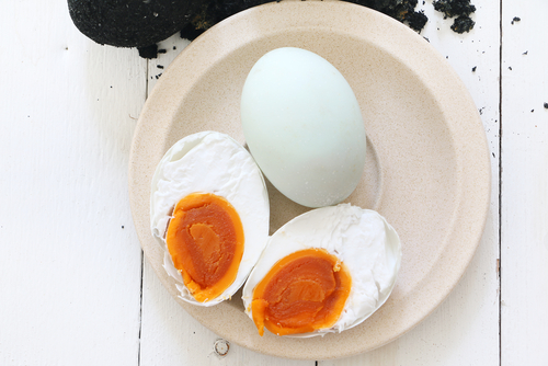 telur asin bisa membantu menstabilkan hormon