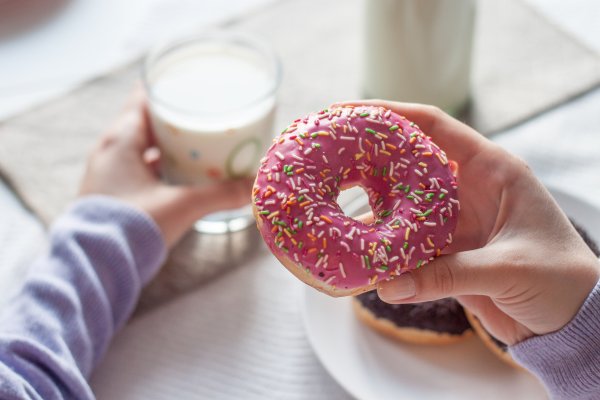 tidak perlu membatasi makanan tertentu saat diet sehat