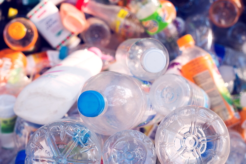 mengelompokkan limbah plastik