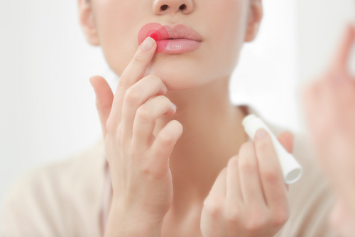penyebab bibir bengkak adanya cedera atau trauma      