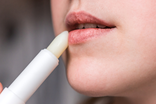 cara mengatasi bibir kering 