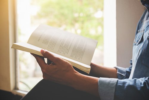 Manfaat Membaca Buku Bagi Kesehatan Fisik dan Mental