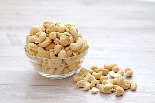 manfaat kacang mete menjaga berat badan            