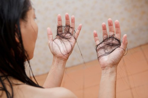 6 Cara Merawat Rambut Rontok dengan Benar dan Aman