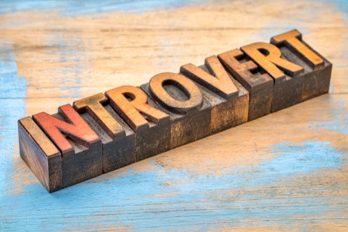 Tips Berkomunikasi dengan Rekan Kerja yang Introvert