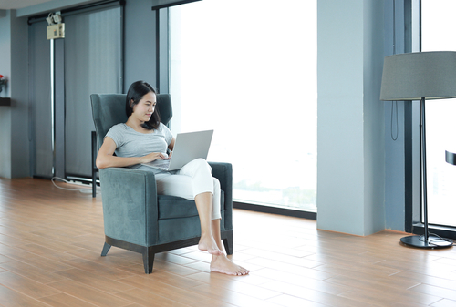 https://www.shutterstock.com/id/image-photo/portrait-asian-woman-using-laptop-computer-1716095809