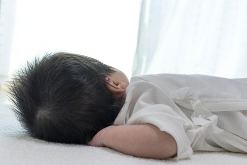 5 Cara Melebatkan Rambut Bayi dengan Bahan Alami