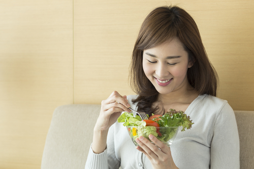 cara mencegah jerawat dengan menjaga asupan makanan