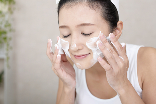 cara mencegah jerawat dengan rutin cuci muka             