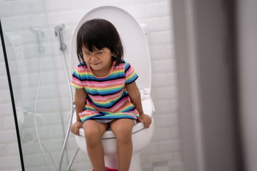 6 Cara Mengatasi Anak Susah BAB yang Efektif dan Aman 