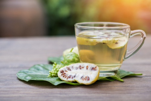 berbagai manfaat buah mengkudu