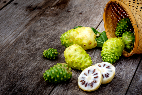 cara konsumsi buah mengkudu