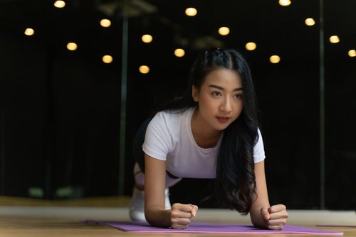 5 Manfaat Plank bagi Kesehatan dan Cara Melakukannya
