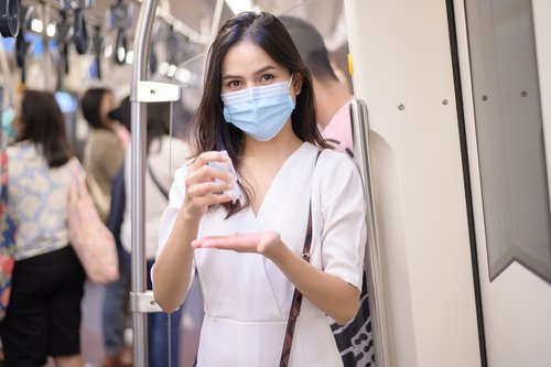 Tips Menghindari COVID-19 Varian Omicron Selama Aktif di Luar