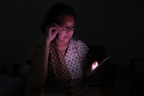 Sering Menatap Ponsel, Ini Cara Jaga Kesehatan Mata Anda