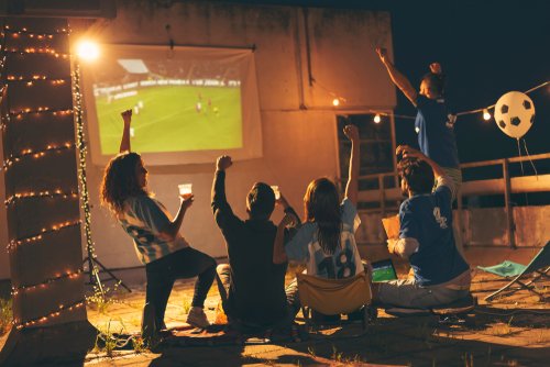 Begadang Nonton Pertandingan Sepakbola, Coba 4 Tips Ini Biar Tetap Sehat