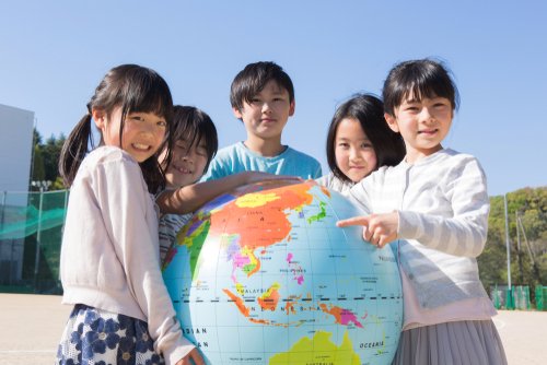 Tips Pertama Kali Jalan-Jalan Ke Luar Negeri Bersama Anak