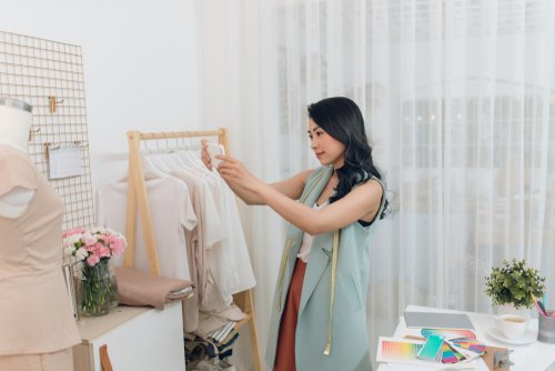  Slow Fashion vs Fast Fashion: Tips Gaya Tetap Asik dan Bumi Tak Menjerit