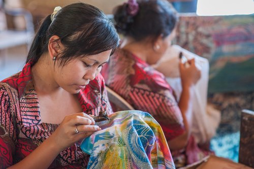 Demi Kelancaran Bisnis Fashion, Jalin Kerja Sama dengan Pengrajin Lokal Melalui 3 Cara Ini