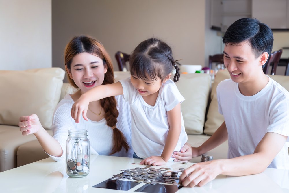3 Kiat Mengajarkan Anak Pintar Mengelola Uang