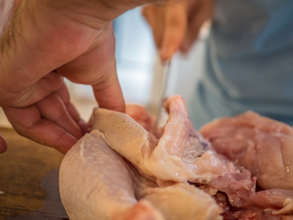 Cara Menjaga Loyalitas Pelanggan di Usaha Potong Ayam