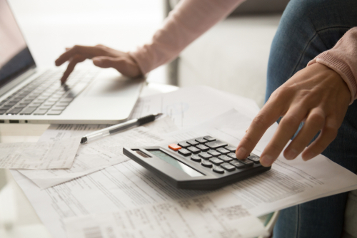 menghitung pemasukan dan pengeluaran sebagai cara mengatur keuangan rumah tangga