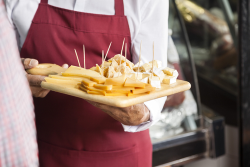 Berikan sampel makanan untuk promosi makanan baru 