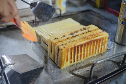 mempersiapkan peralatan usaha roti bakar