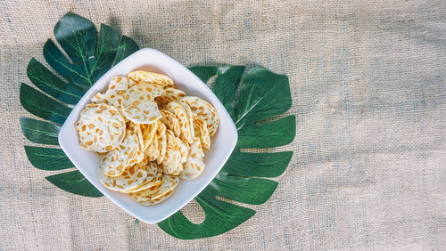 buat variasi rasa dan kemasan keripik tempe yang bagus      