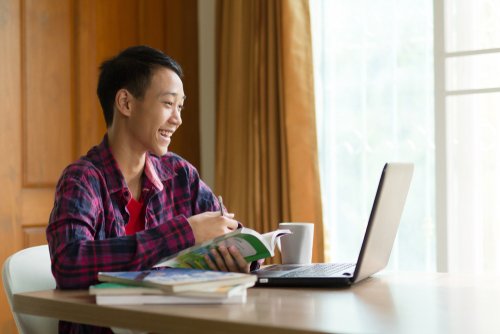 Pengeluaran Sekolah Online Meningkat? Begini Cara Menyiasatinya