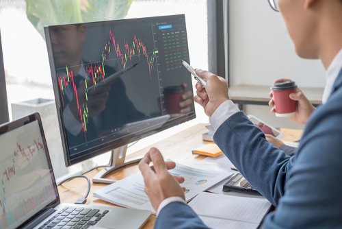 perbedaan investasi dan trading dari keterlibatan investor    