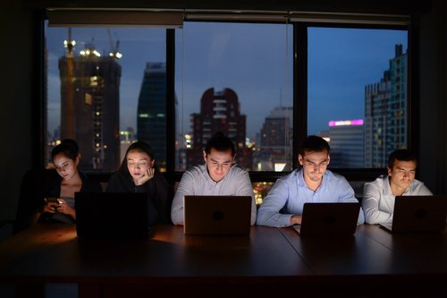 Butuh Pekerja Saat Hari Lebaran? Simak Perhitungan Gaji Pekerja untuk Lembur Ini