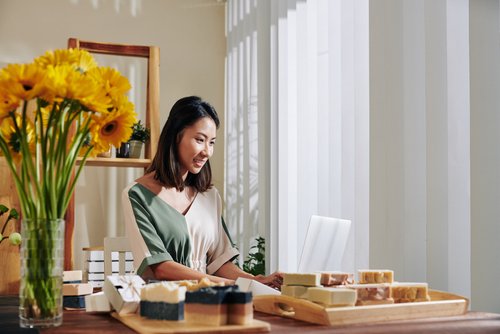 Perempuan Harus Berani Berbisnis: Ide dan Langkah Memulai dari Rumah