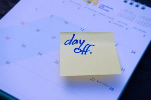 Anti-Pusing! Strategi Cerdas Mengatur Jadwal Libur Karyawan agar Bisnis Tetap Gas Pol